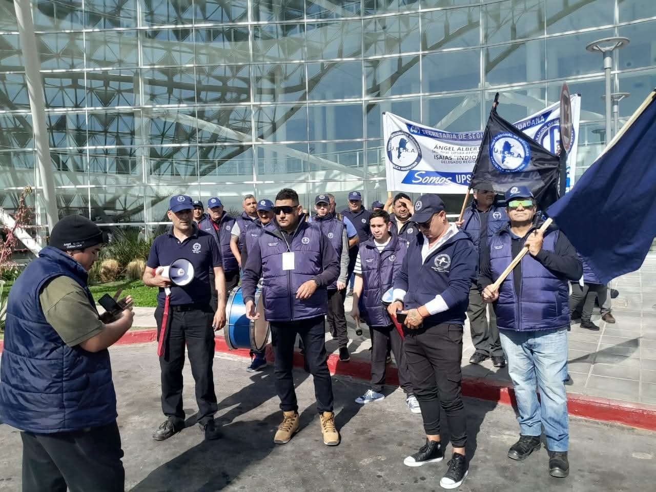 Delegados y trabajadores durante la medida de fuerza