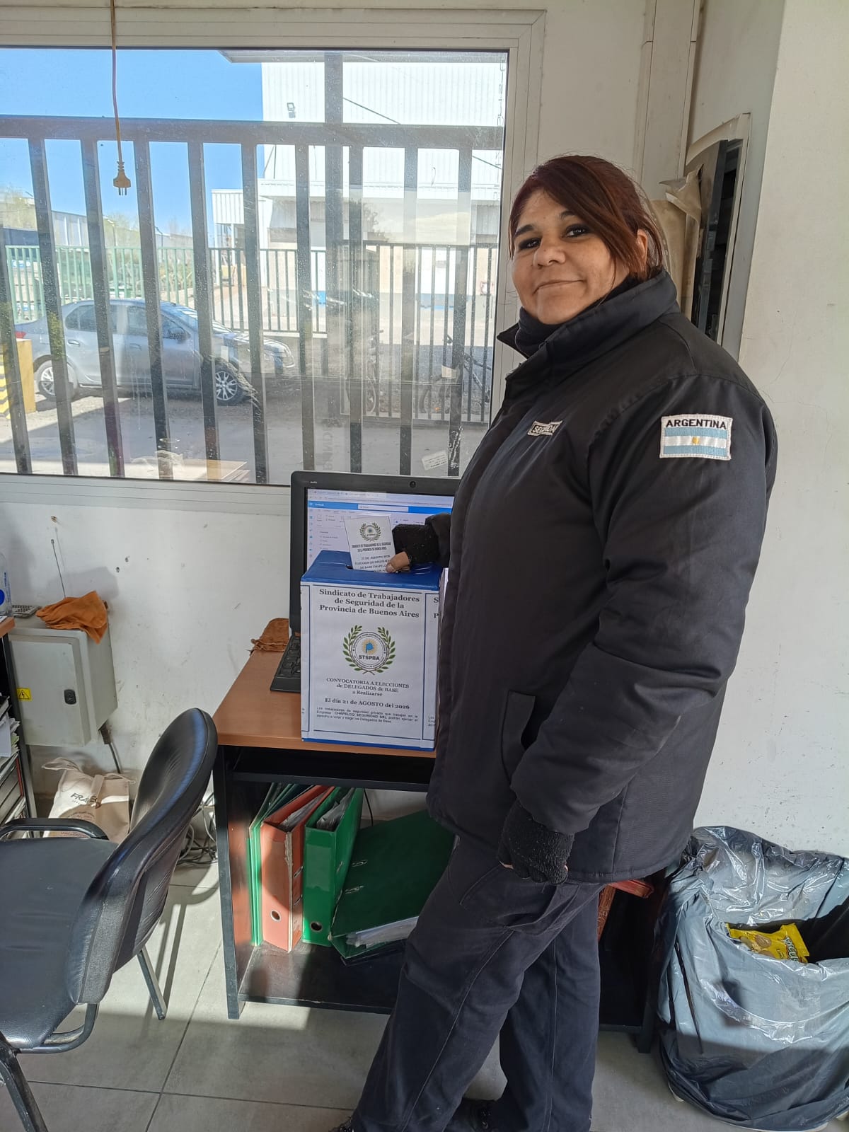 Una vigiladora vota en su puesto de trabajo